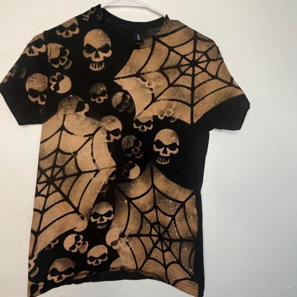 Halloween tee sz S